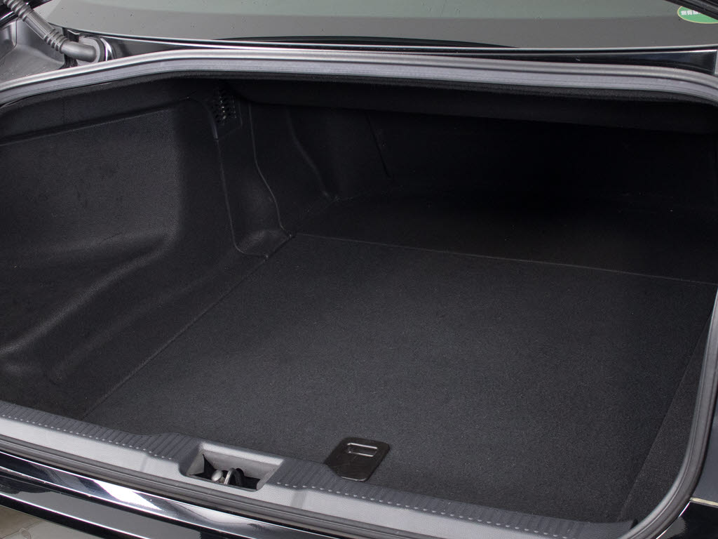 トランクが狭いと思っておりませんか？実際
は大容量トランクです！旅行等の長距離ドラ
イブも快適です！また、屋根付きスペースを
完備しておりますので、夜間でも、雨でも雪
の日だってゆっくりご覧頂けます。