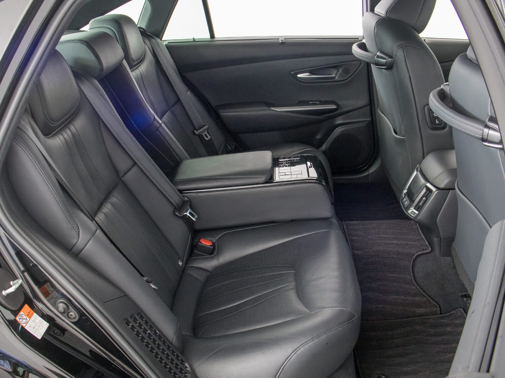 人気の本革シート付きです！！本革が装備さ
れるだけで高級感が増します！当社では、本
革シートのカラー変更や張替えも出来ます！
ワイン・茶・赤・青・オレンジ・黄色・コン
ビ色など何でもＯＫです！