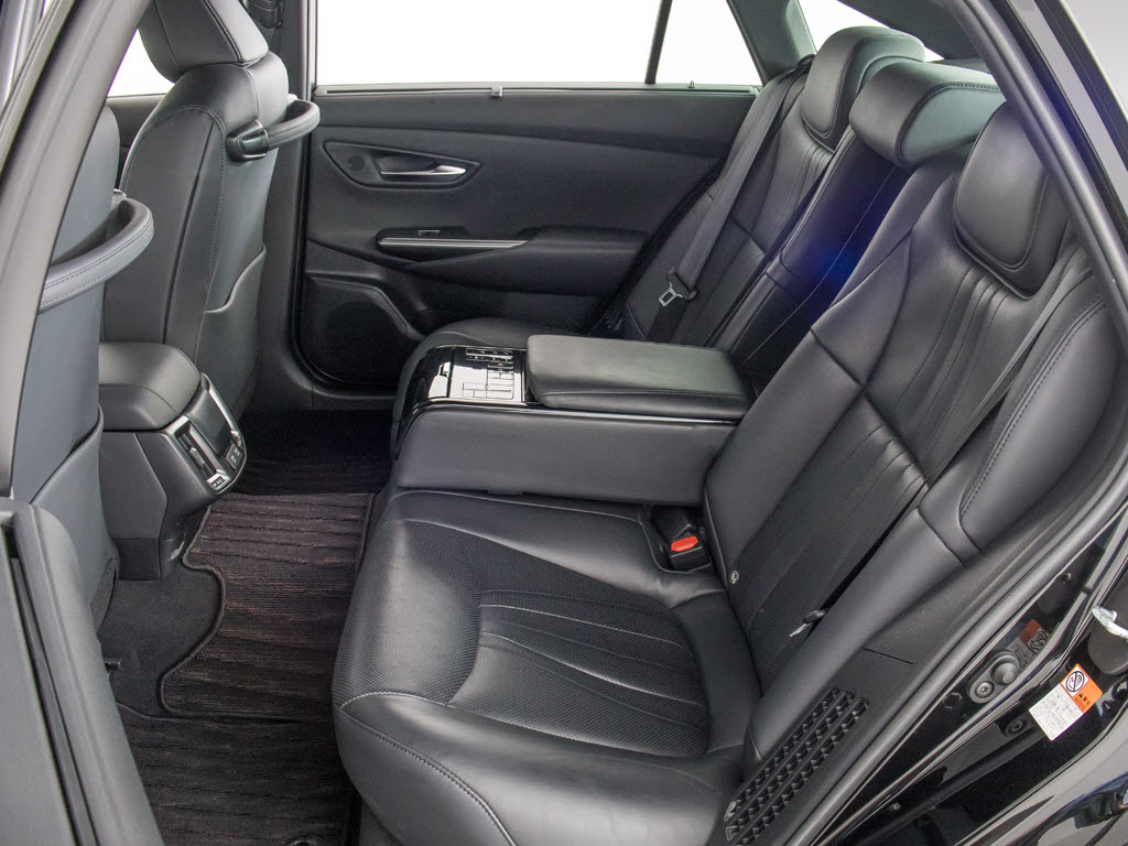 人気の本革シート付きです！！本革が装備さ
れるだけで高級感が増します！当社では、本
革シートのカラー変更や張替えも出来ます！
ワイン・茶・赤・青・オレンジ・黄色・コン
ビ色など何でもＯＫです！