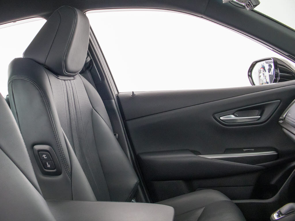 当社では、オゾンＯ３を利用した、根本的な
脱臭・消臭・除菌クリーニングを承っており
ます！こだわりのクリーニングで綺麗なお車
をご提供可能です！