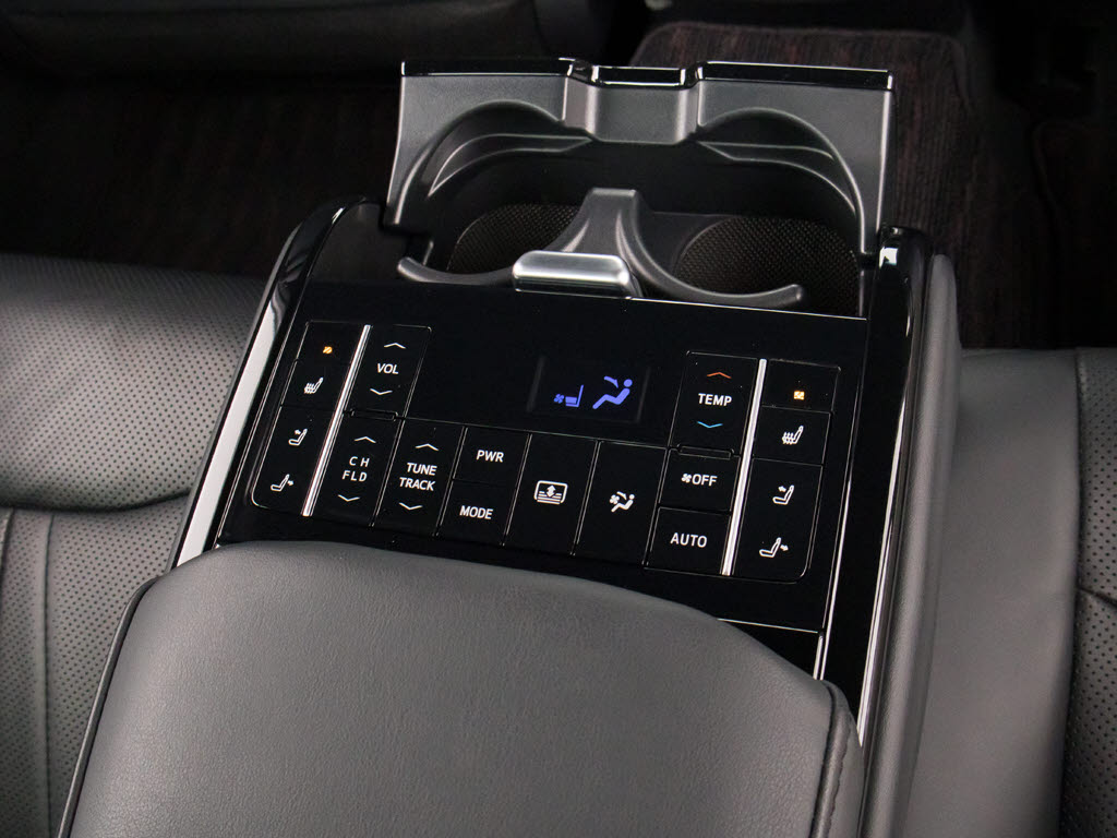 後席もＶＩＰ装備！後席センターコンソール
の画像です！こちらのお車には、後席にもパ
ワーシートが装備されています！更にオーデ
ィオなども後席から操作出来るなど豪華！ゲ
ストに喜んで頂ける装備ですね！