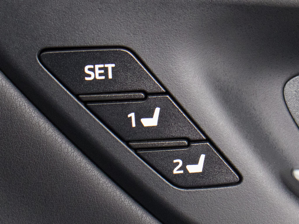 シートメモリー付き！ステアリング、シート
、ドアミラーポジションをメモリー可能です
！