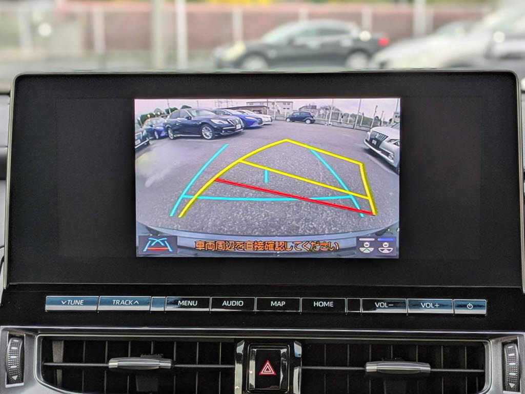 カラーバックカメラが付いています！バック
にギアを入れると、後方視界が自動的にマル
チ画面に映し出されます！夜も明るく見えま
すので、すごく便利！！一度使うとカメラ無
しには乗りたくない程！