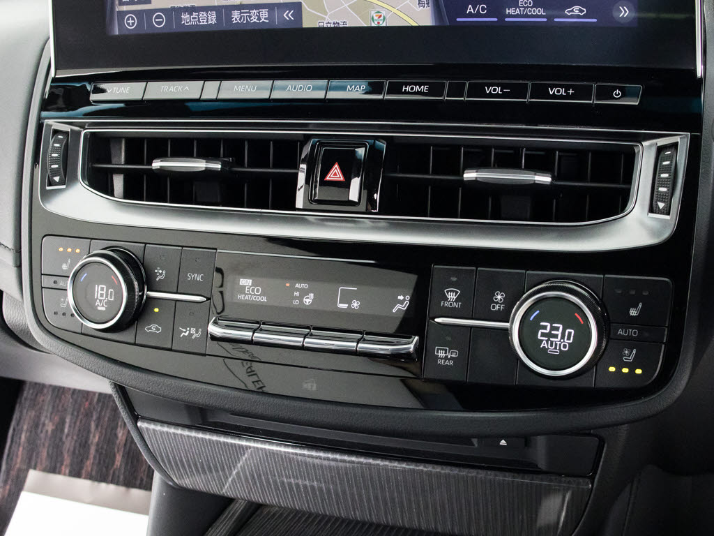 使いやすさや安全性を追求したステアリング
周り！高級車ゆえにスイッチ類が多いのも特
徴ですね！考え尽くされた配置ですぐに使い
こなす事が出来ますのでご安心下さい！是非
、体感してみて下さい！！