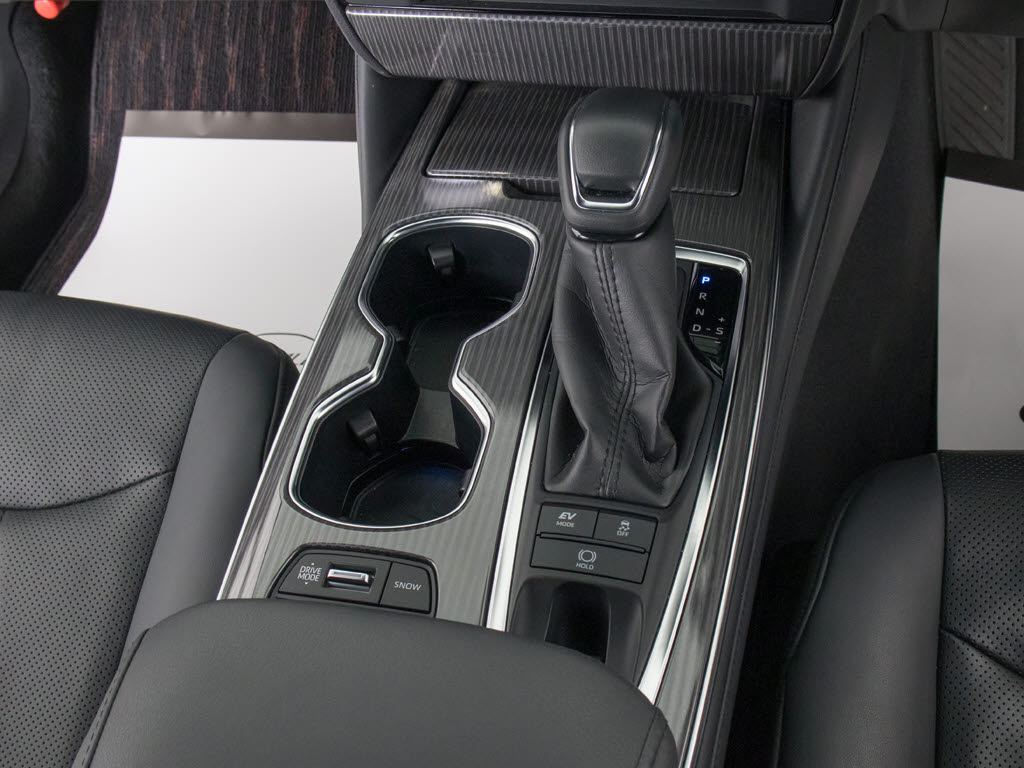 シフト周りです。スッキリとしつつも高級感
や操作性を損なわない作りとなって参ります
。