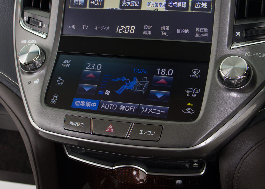 使いやすさや安全性を追求したステアリング
周り！高級車ゆえにスイッチ類が多いのも特
徴ですね！考え尽くされた配置ですぐに使い
こなす事が出来ますのでご安心下さい！是非
、体感してみて下さい！！