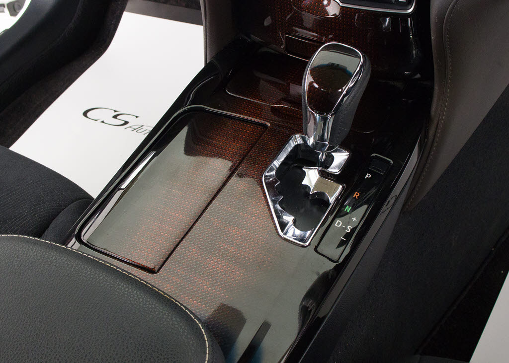 シフト周りです。スッキリとしつつも高級感
や操作性を損なわない作りとなって参ります
。