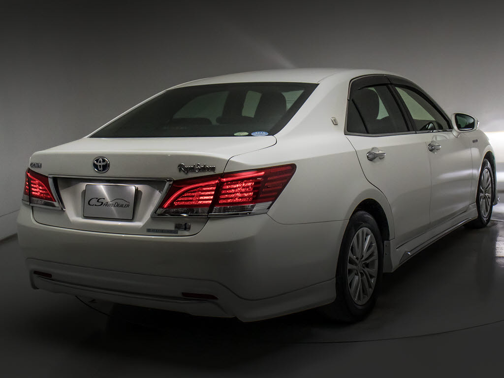 個性的なリアビューで御座います。精悍な佇
まいは高級車ならではです。