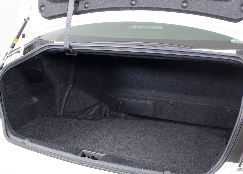 トランクが狭いと思っておりませんか？実際
は大容量トランクです！旅行等の長距離ドラ
イブも快適です！また、屋根付きスペースを
完備しておりますので、夜間でも、雨でも雪
の日だってゆっくりご覧頂けます。