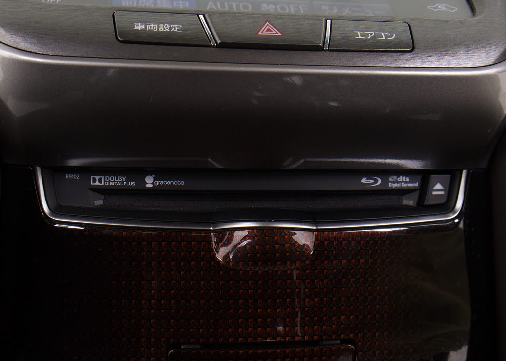 ＣＤはもちろんの事、ＤＶＤ＆Ｂｌｕ－ｒａ
ｙ再生も可能です。フルセグ地デジにも対応
しさらにＢｌｕｅｔｏｏｔｈにも対応してお
ります