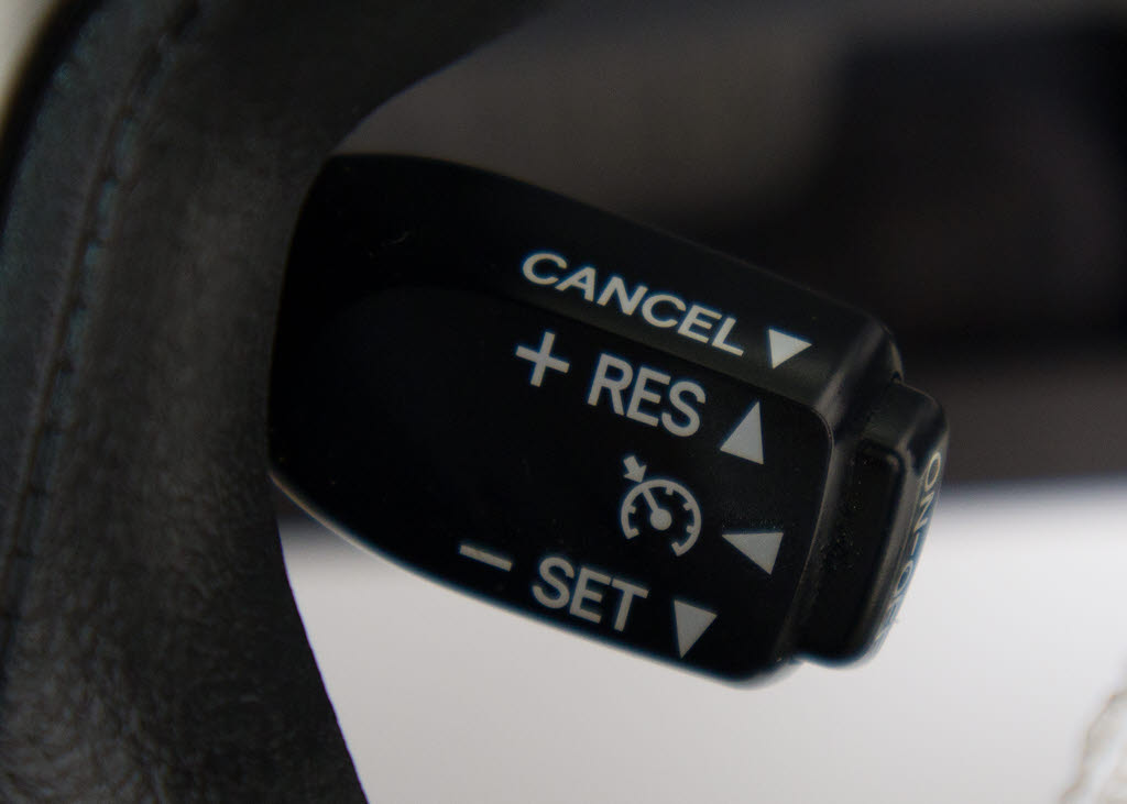 【オートクルーズコントロール】搭載。アク
セル操作なしでも車が自動でスピードを保っ
てくれる機能です長距離の高速は楽々です。