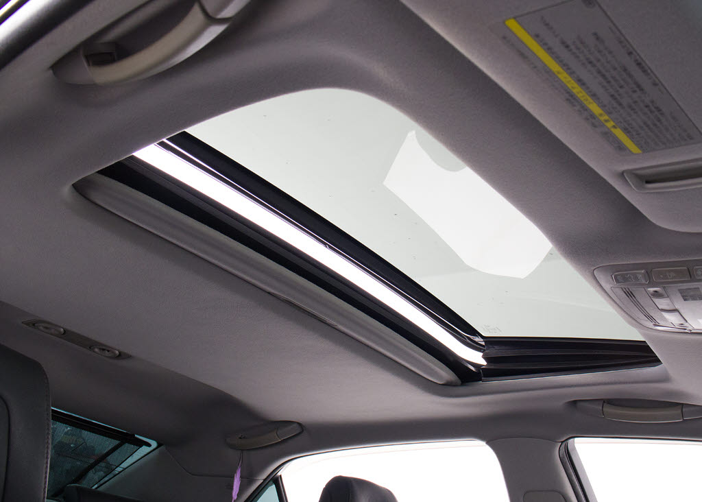 人気装備のサンルーフが付いています！上下
チルトに前後スライド機能が付いていますの
で、様々なドライブシーンで活躍してくれま
す！！開放感ある車内空間は気持ちがいいで
すよ！是非体感してみて下さい！