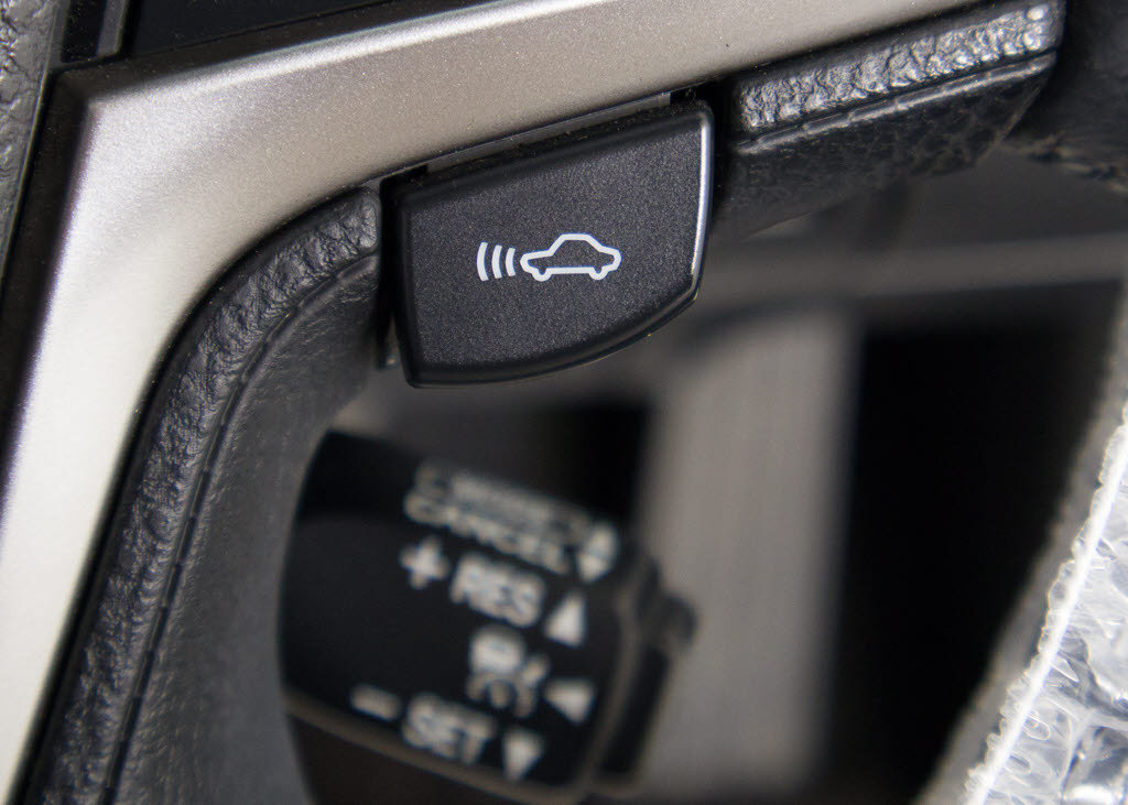 衝突回避支援型プリクラッシュセーフティシ
ステム　前方に出現した障害物に対し警報を
発し、ドライバーに警告。同時にブレーキア
シストにより衝突回避と速度を軽減します。