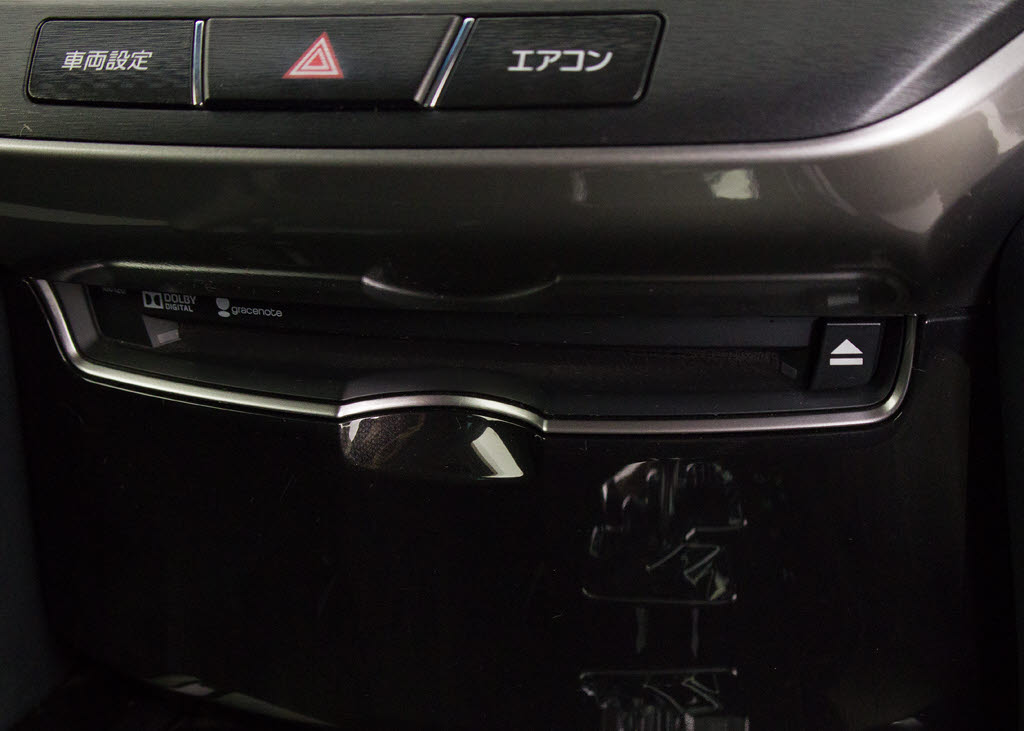 ＣＤはもちろんの事、ＤＶＤ再生も可能です
。フルセグ地デジにも対応しさらにＢｌｕｅ
ｔｏｏｔｈにも対応しております