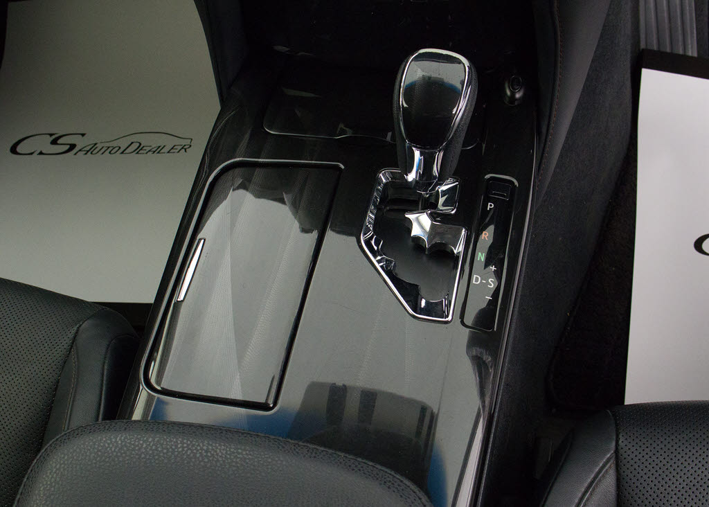 シフト周りです。スッキリとしつつも高級感
や操作性を損なわない作りとなって参ります
。