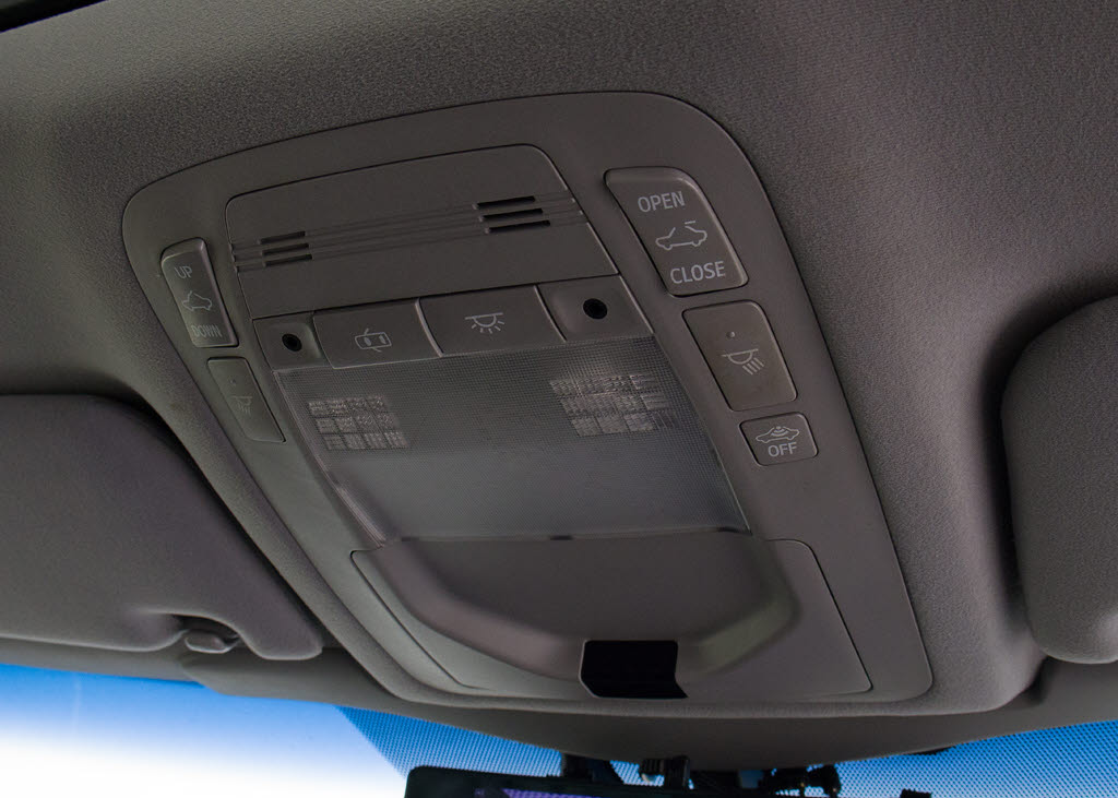 人気装備のサンルーフが付いています！上下
チルトに前後スライド機能が付いていますの
で、様々なドライブシーンで活躍してくれま
す！！開放感ある車内空間は気持ちがいいで
すよ！是非体感してみて下さい！