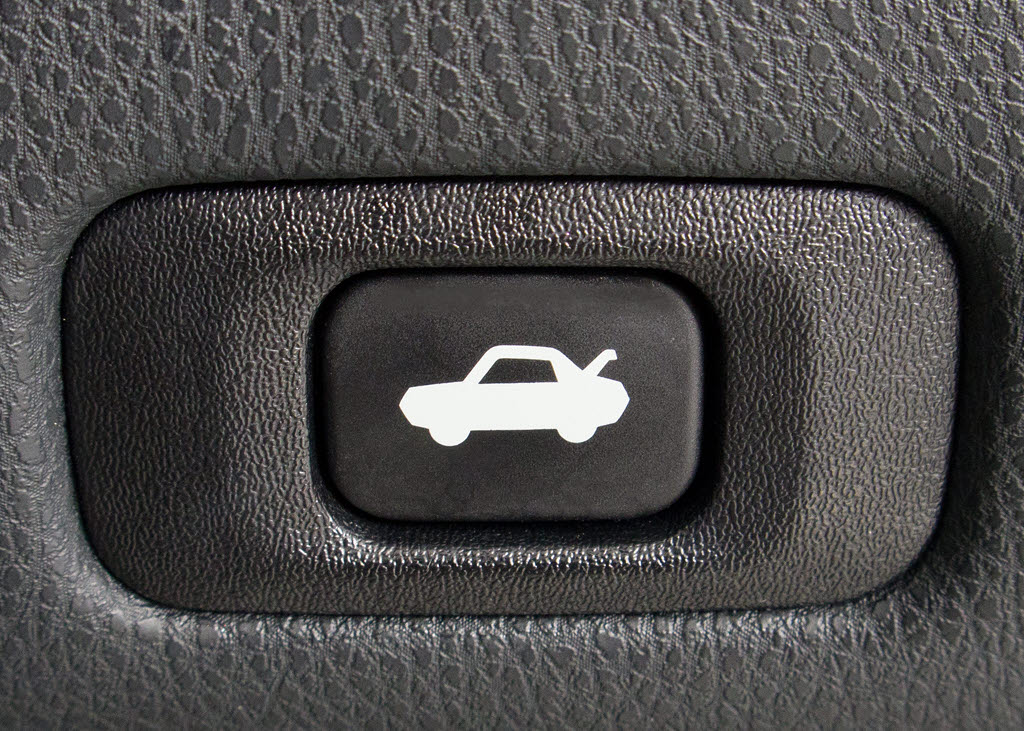 ボタン一つでトランクオープンが可能！車内
から操作できる為、非常に便利な装備の一つ
となります！