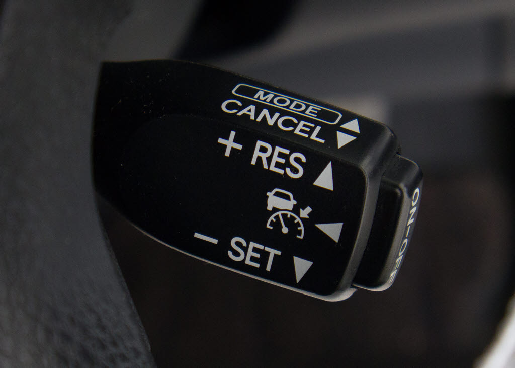 レーダークルーズコントロール　　ミリ波レ
ーダーと単眼カメラで先行車を認識し、車速
に応じた車間距離を保ちながら追従走行を支
援します。