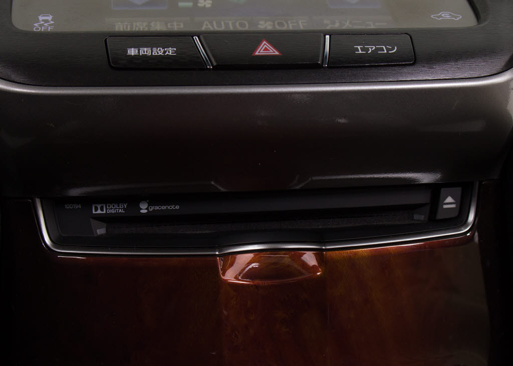 ＣＤはもちろんの事、ＤＶＤ再生も可能です
。フルセグ地デジにも対応しさらにＢｌｕｅ
ｔｏｏｔｈにも対応しております