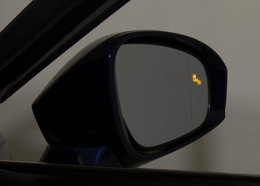 ＢＳＭ（ブラインドスポットモニタ）！隣の
車線を走る車両をレーダーで検知し、ドアミ
ラーでは確認しにくい後側方エリアに存在す
る車両に加えて、急接近してくる車両も検知
します。