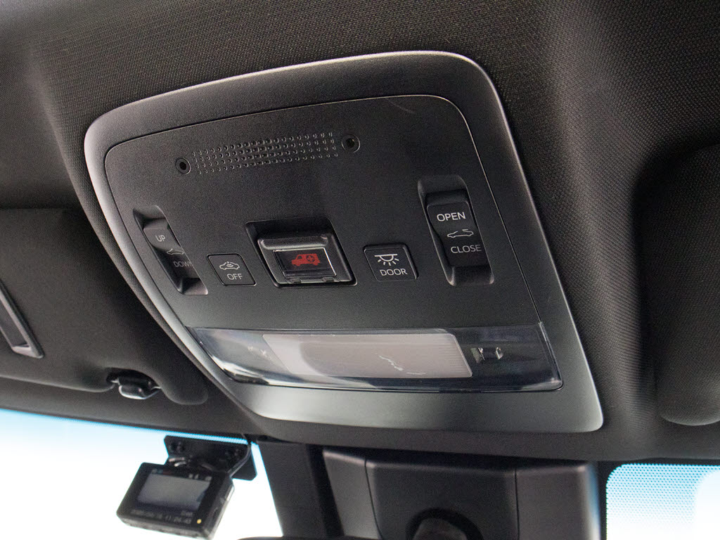 人気装備のサンルーフが付いています！上下
チルトに前後スライド機能が付いていますの
で、様々なドライブシーンで活躍してくれま
す！！開放感ある車内空間は気持ちがいいで
すよ！是非体感してみて下さい！