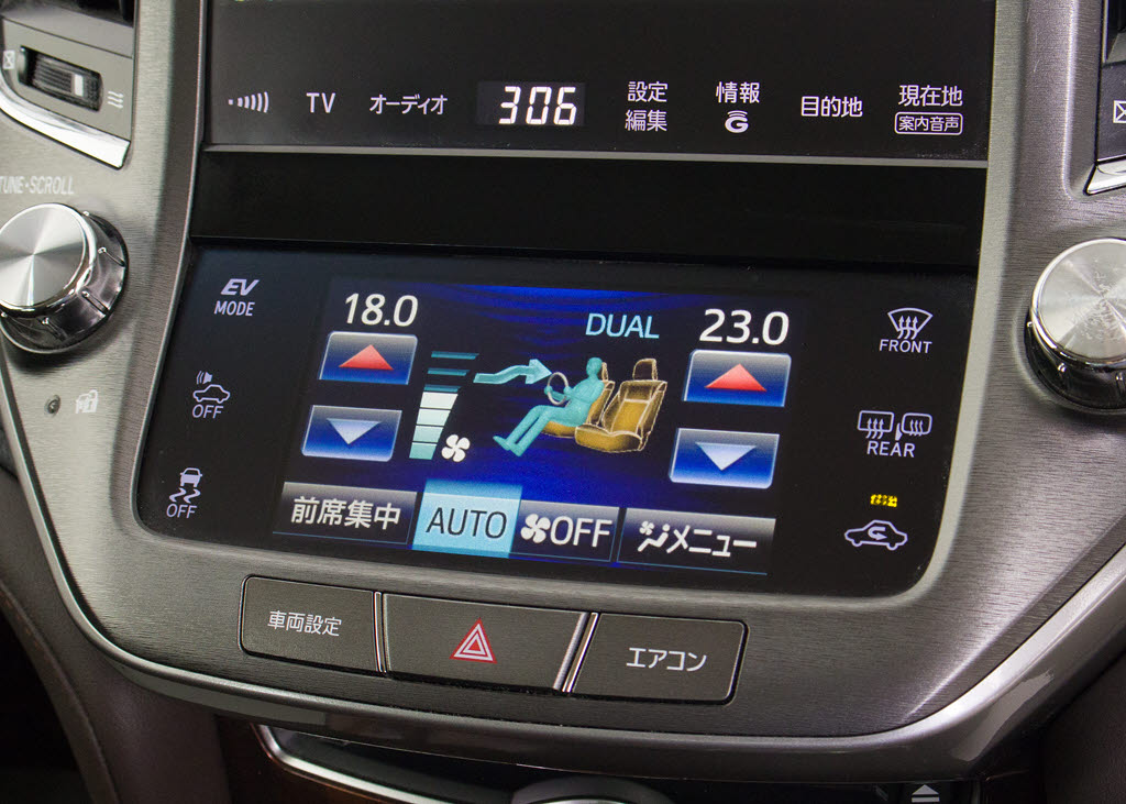 使いやすさや安全性を追求したステアリング
周り！高級車ゆえにスイッチ類が多いのも特
徴ですね！考え尽くされた配置ですぐに使い
こなす事が出来ますのでご安心下さい！是非
、体感してみて下さい！！