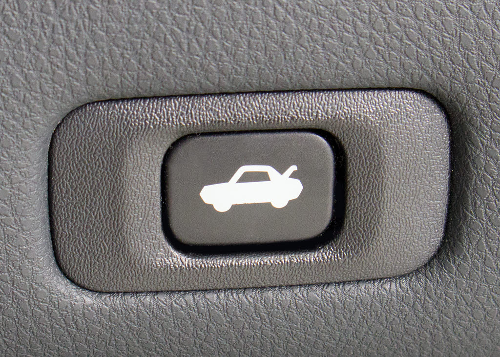 ボタン一つでトランクオープンが可能！車内
から操作できる為、非常に便利な装備の一つ
となります！