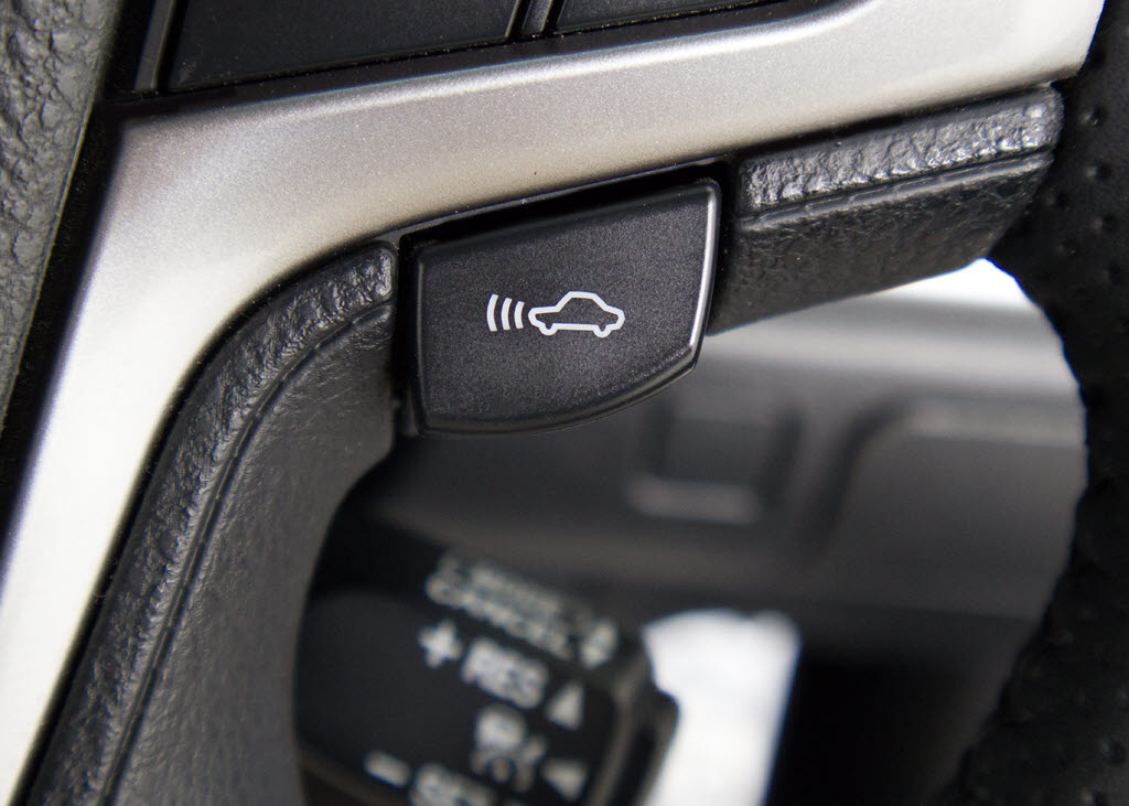 衝突回避支援型プリクラッシュセーフティシ
ステム　前方に出現した障害物に対し警報を
発し、ドライバーに警告。同時にブレーキア
シストにより衝突回避と速度を軽減します。