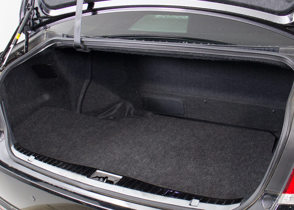 トランクが狭いと思っておりませんか？実際
は大容量トランクです！旅行等の長距離ドラ
イブも快適です！また、屋根付きスペースを
完備しておりますので、夜間でも、雨でも雪
の日だってゆっくりご覧頂けます。