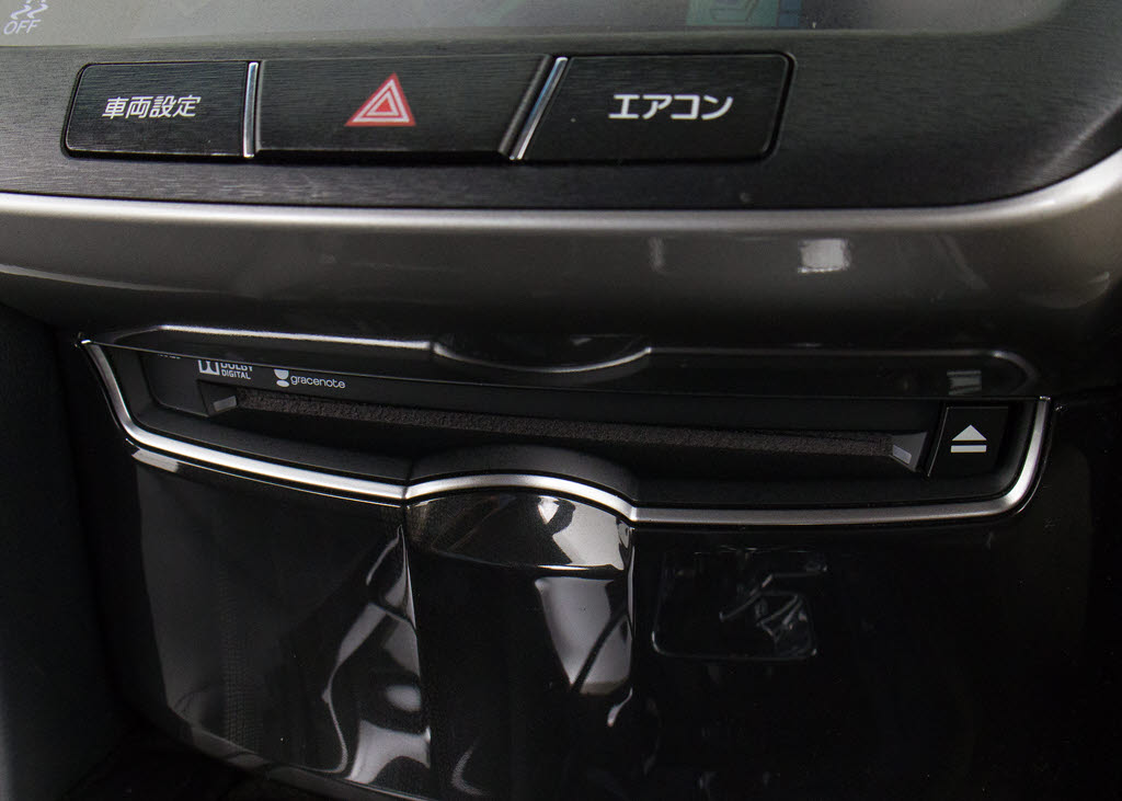 ＣＤはもちろんの事、ＤＶＤ再生も可能です
。フルセグ地デジにも対応しさらにＢｌｕｅ
ｔｏｏｔｈにも対応しております