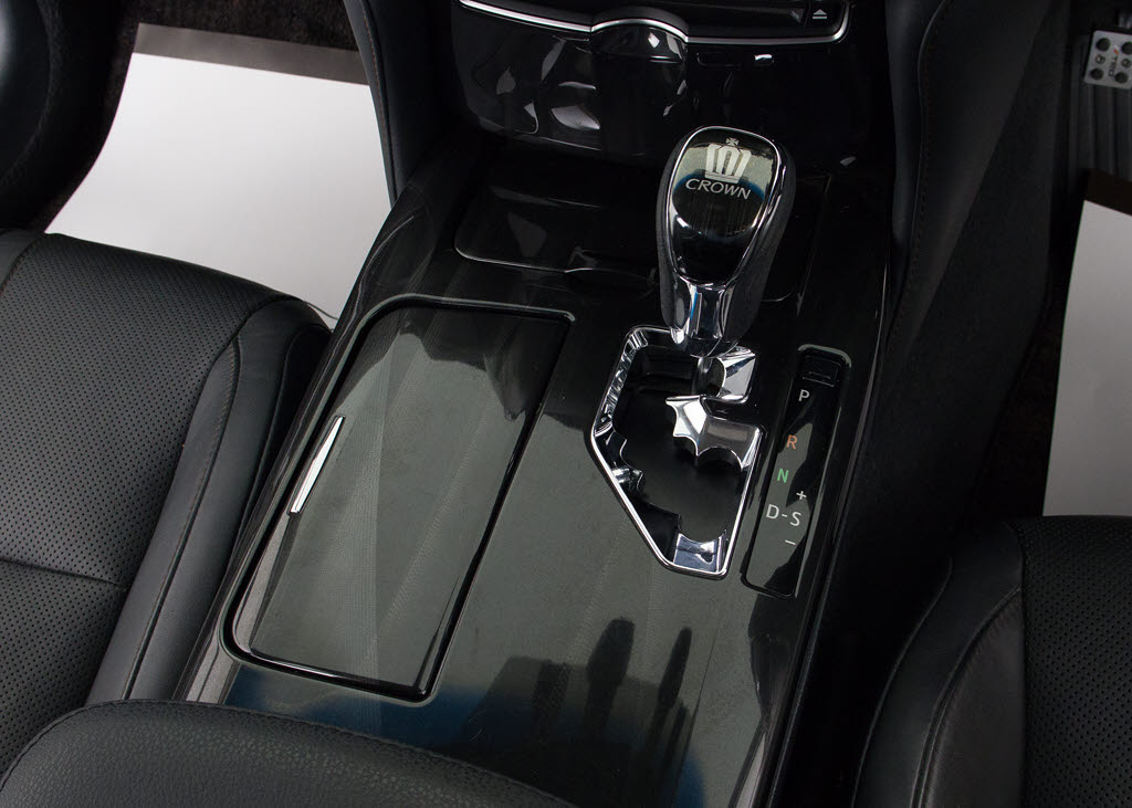 シフト周りです。スッキリとしつつも高級感
や操作性を損なわない作りとなって参ります
。