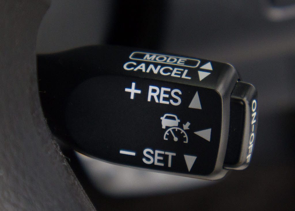 レーダークルーズコントロール　　ミリ波レ
ーダーと単眼カメラで先行車を認識し、車速
に応じた車間距離を保ちながら追従走行を支
援します。