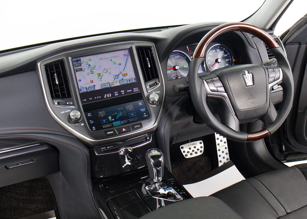 使いやすさや安全性を追求したステアリング
周り！高級車ゆえにスイッチ類が多いのも特
徴ですね！考え尽くされた配置ですぐに使い
こなす事が出来ますのでご安心下さい！是非
、体感してみて下さい！！