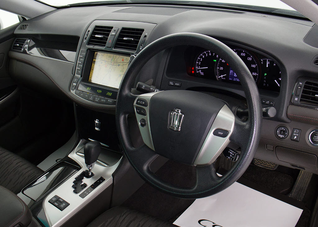 使いやすさや安全性を追求したステアリング
周り！高級車ゆえにスイッチ類が多いのも特
徴ですね！考え尽くされた配置ですぐに使い
こなす事が出来ますのでご安心下さい！是非
、体感してみて下さい！！