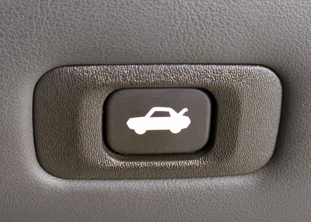ボタン一つでトランクオープンが可能！車内
から操作できる為、非常に便利な装備の一つ
となります！