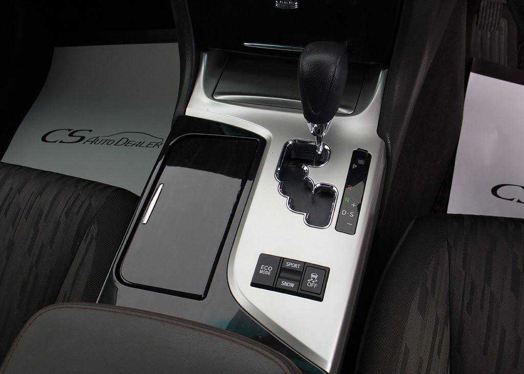 シフト周りです。スッキリとしつつも高級感
や操作性を損なわない作りとなって参ります
。