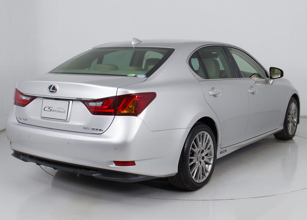 個性的なリアビューで御座います。精悍な佇
まいは高級車ならではです。