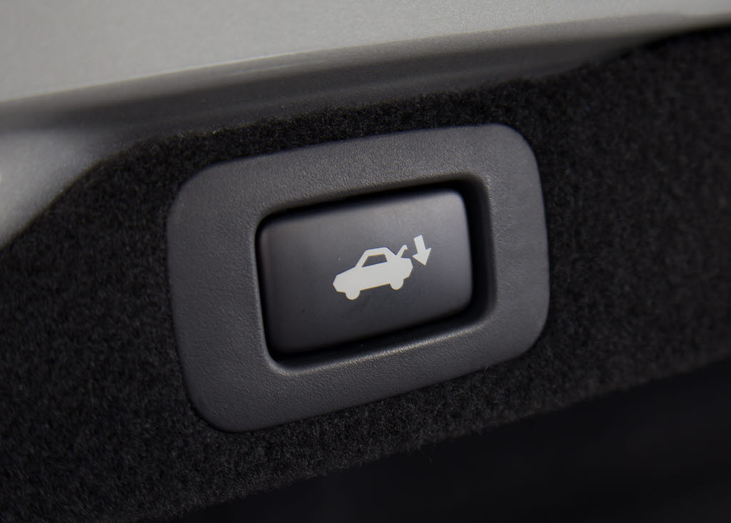 スイッチ操作でトランクリッドの自動開閉が
行えます。電子キー本体のワイヤレス機能や
運転席のスイッチからでもオープン操作が可
能です！高級車ならではの快適装備です！！