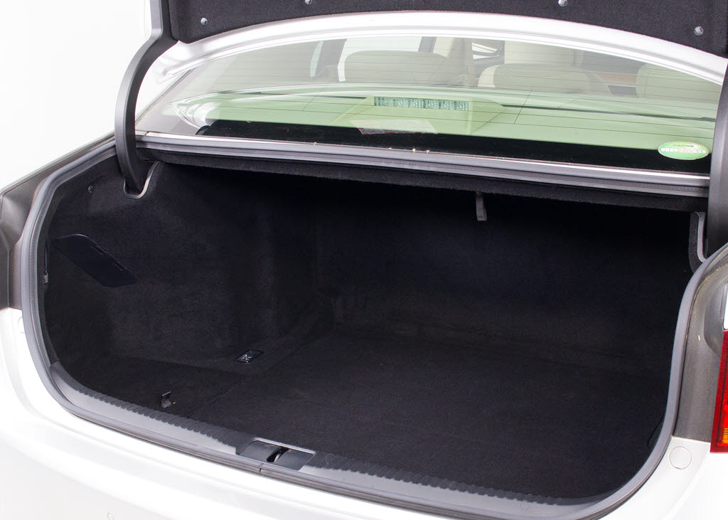 トランクが狭いと思っておりませんか？実際
は大容量トランクです！旅行等の長距離ドラ
イブも快適です！また、屋根付きスペースを
完備しておりますので、夜間でも、雨でも雪
の日だってゆっくりご覧頂けます。