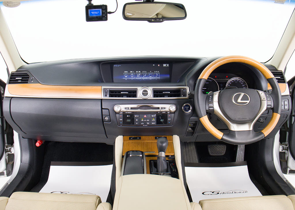 禁煙車です！室内は嫌なニオイも無く、すご
く綺麗な状態です！禁煙車・・特にセダンタ
イプのお車では少ないですよね！！タバコの
ニオイが苦手なお客様必見です！快適にご乗
車頂けます！！