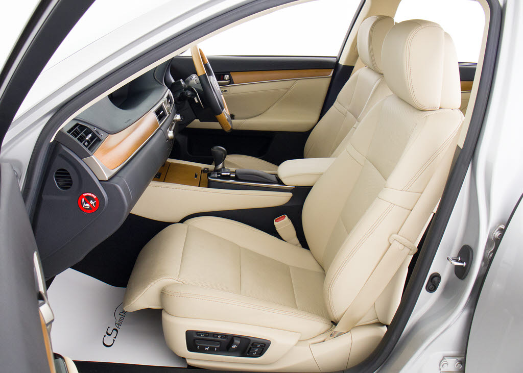 オットマン搭載！！足を伸ばしても当たらな
い？？そんな快適特別空間です！！