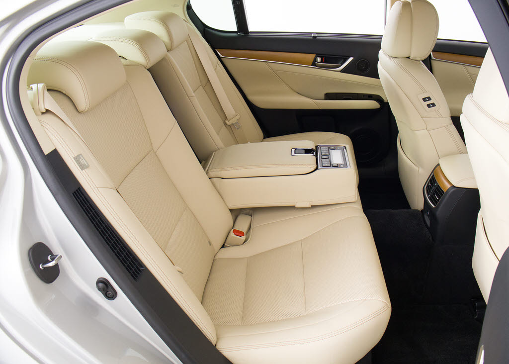 赤革、茶革、黒革、白革、黒×赤コンビ革・
・・お好みの色で新品本革シートを作成でき
ます！オリジナル本革でカーライフを満喫は
いかがでしょうか？ご興味ある方は、デザイ
ン等含め当社までお問い合わせください！