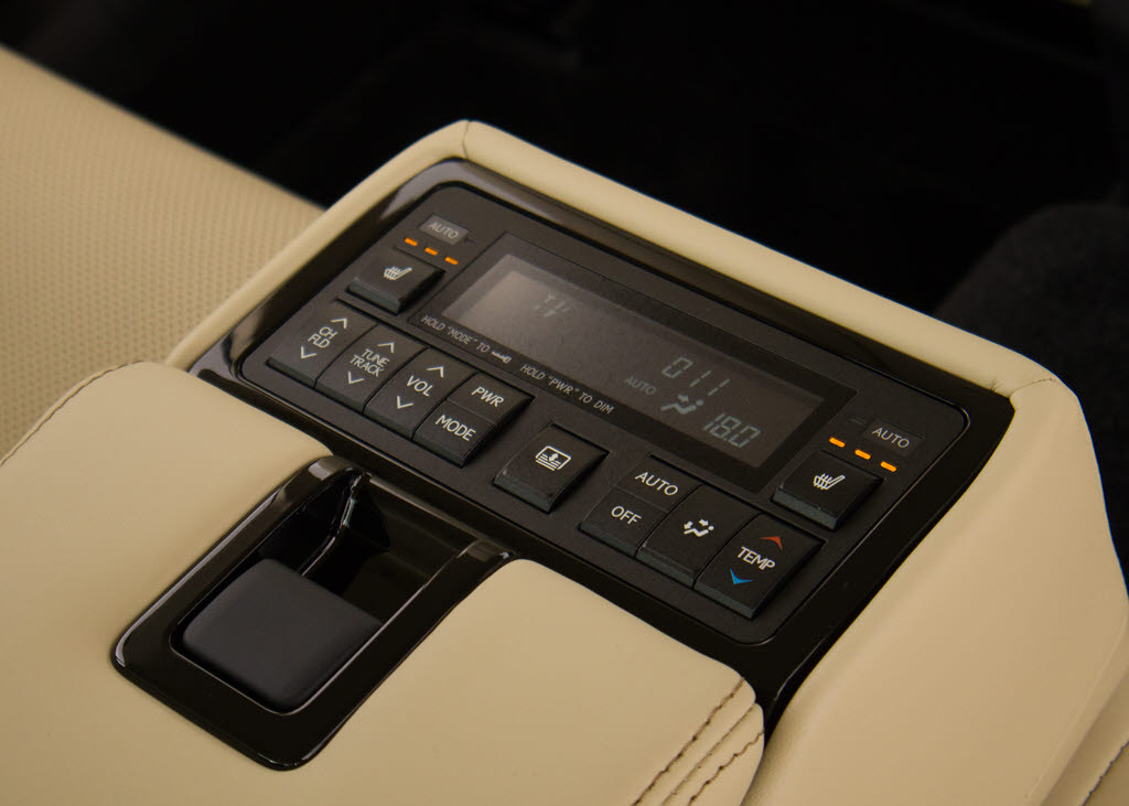 後席もＶＩＰ装備！後席センターコンソール
の画像です！こちらのお車は、オーディオな
ども後席から操作出来るなど豪華！ゲストに
喜んで頂ける装備ですね！