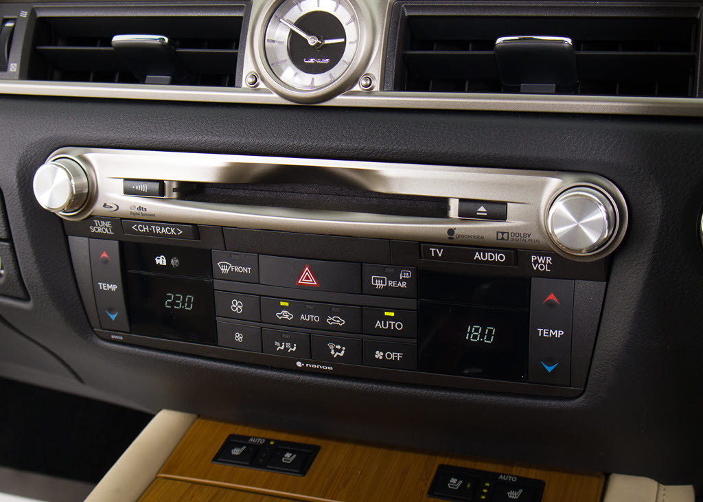 ＣＤはもちろんの事、ＤＶＤ＆Ｂｌｕ－ｒａ
ｙ再生も可能です。フルセグ地デジにも対応
しさらにＢｌｕｅｔｏｏｔｈにも対応してお
ります