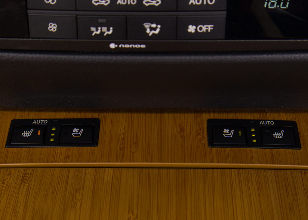 ★快適エアシート＆シートヒーターを装備し
ています！高級車ならではの装備です！シー
トが暖まる機能！シートから冷風が出る機能
！どちらも付いています！！寒い冬も、暑い
夏も快適にご乗車頂けますよ！！