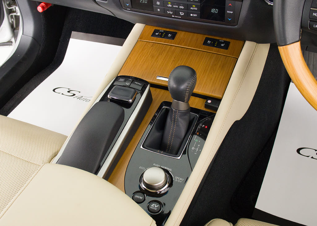 シフト周りです。スッキリとしつつも高級感
や操作性を損なわない作りとなっております
。