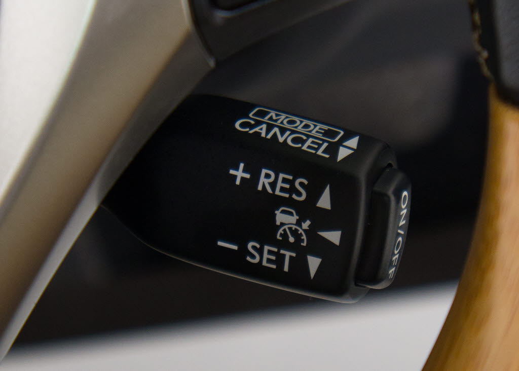 レーダークルーズコントロール　　ミリ波レ
ーダーと単眼カメラで先行車を認識し、車速
に応じた車間距離を保ちながら追従走行を支
援します。