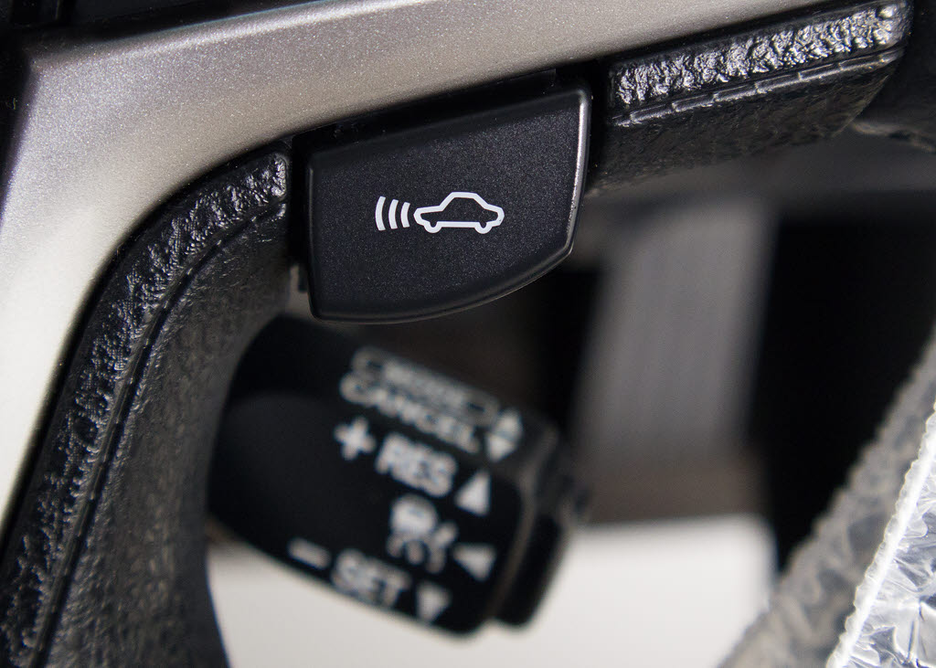 衝突回避支援型プリクラッシュセーフティシ
ステム　前方に出現した障害物に対し警報を
発し、ドライバーに警告。同時にブレーキア
シストにより衝突回避と速度を軽減します。