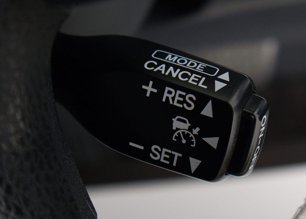 レーダークルーズコントロール　　ミリ波レ
ーダーと単眼カメラで先行車を認識し、車速
に応じた車間距離を保ちながら追従走行を支
援します。