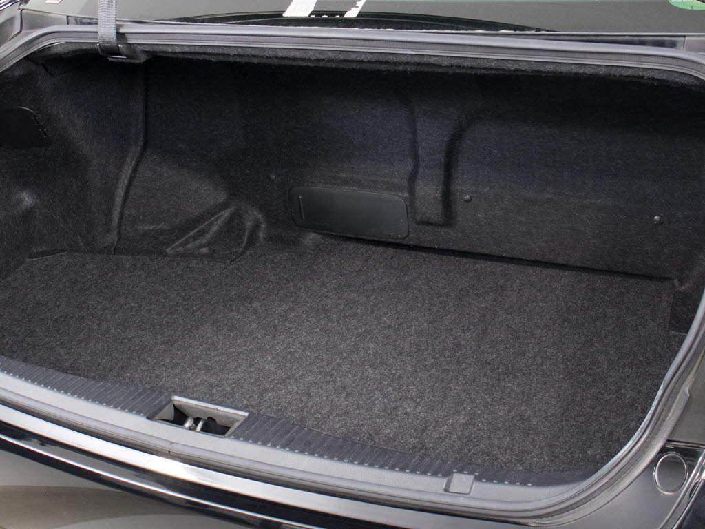 トランクが狭いと思っておりませんか？実際
は大容量トランクです！旅行等の長距離ドラ
イブも快適です！また、屋根付きスペースを
完備しておりますので、夜間でも、雨でも雪
の日だってゆっくりご覧頂けます。